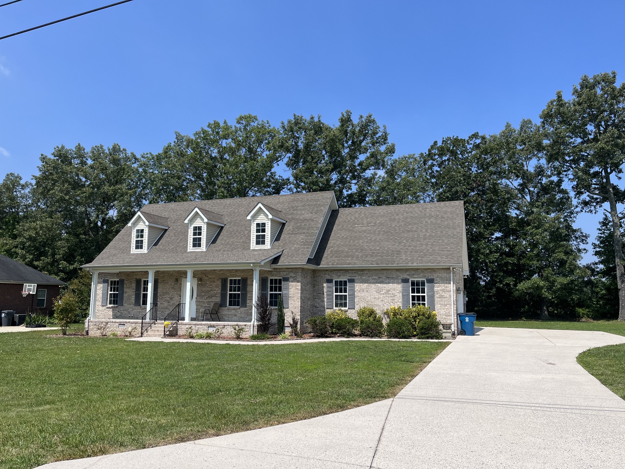 187 Oak Hollow Road Manchester, TN 37355 - Photo 1 of 25 a front view of a house with a garden