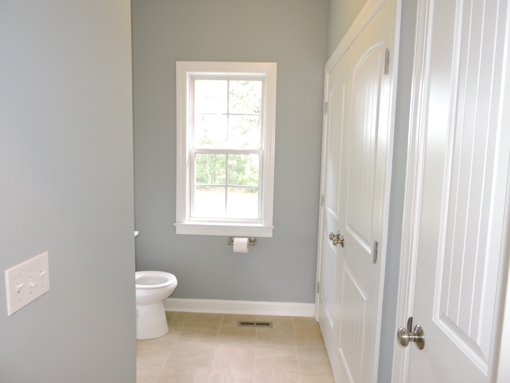 187 Oak Hollow Road Manchester, TN 37355 - Photo 19 of 25 a bathroom with a toilet and a shower curtain