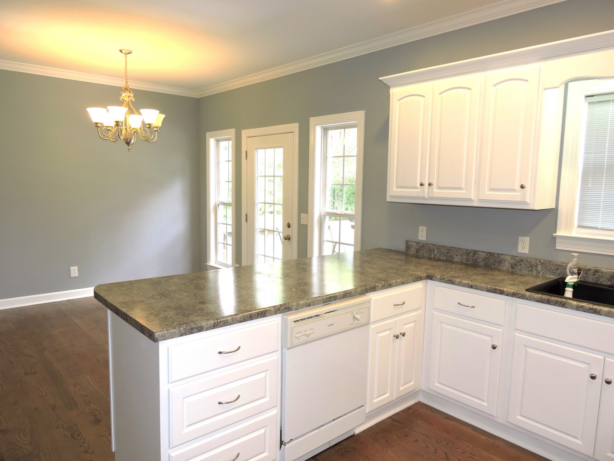 187 Oak Hollow Road Manchester, TN 37355 - Photo 6 of 25 a kitchen with granite countertop white cabinets and a granite counter tops