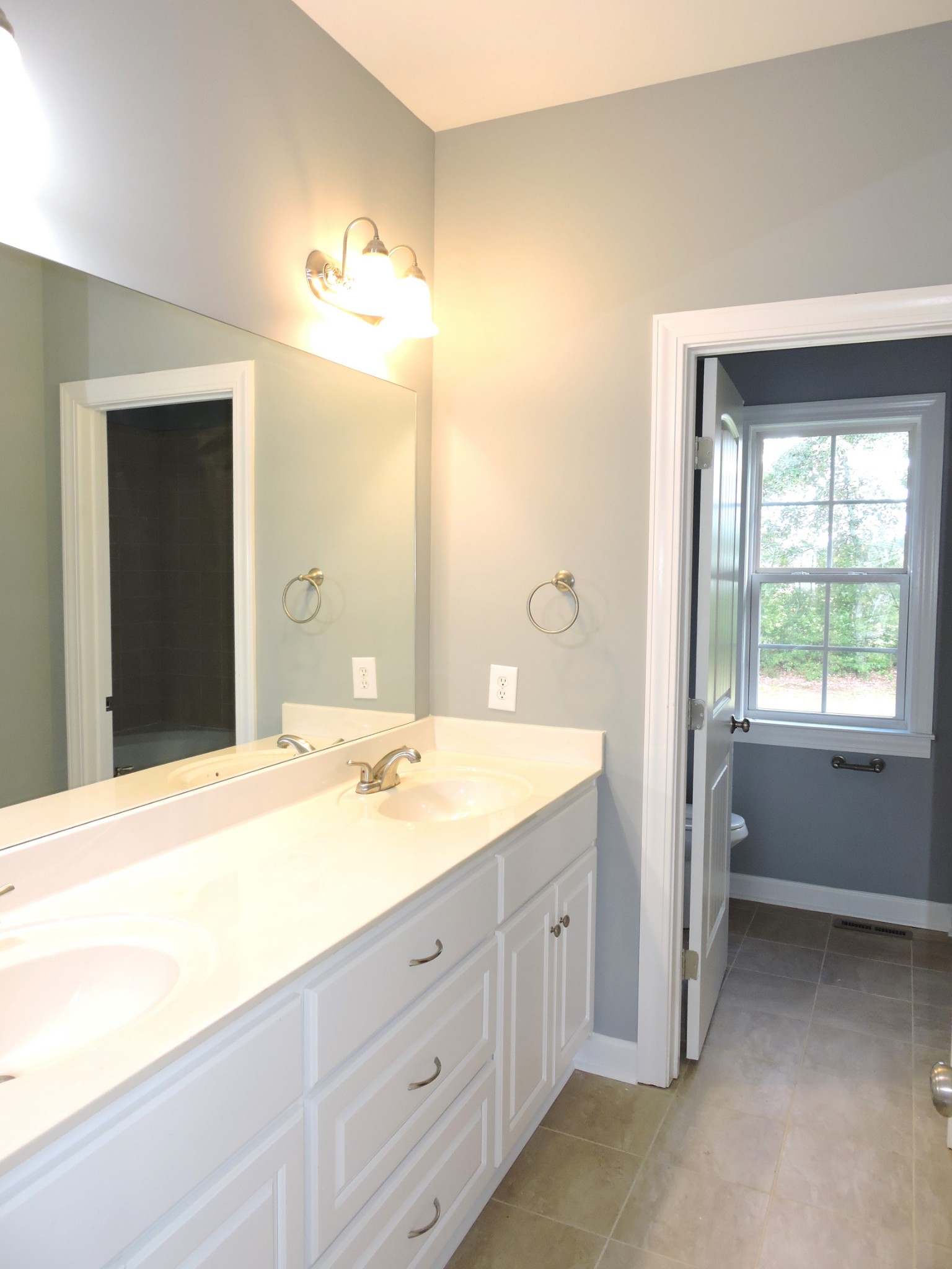187 Oak Hollow Road Manchester, TN 37355 - Photo 10 of 25 a spacious bathroom with a sink and a mirror