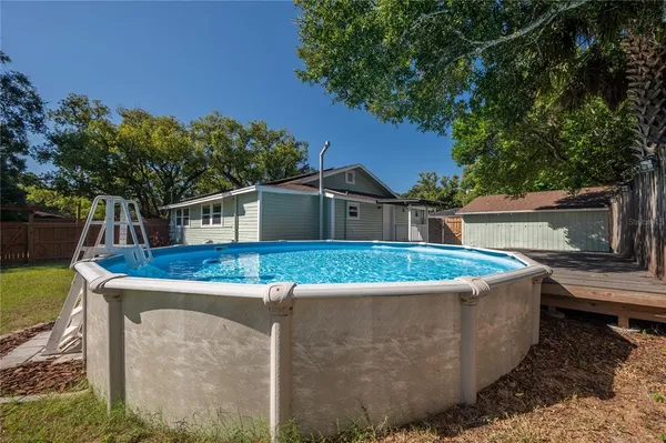 a view of a house with backyard