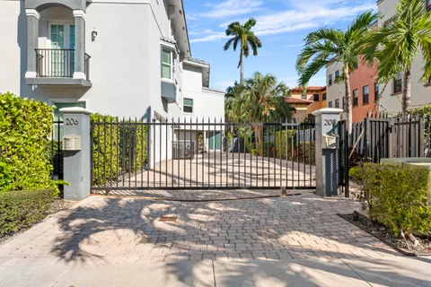 $1,795,000 | 208 Southeast 10th Terrace, Fort Lauderdale, FL 33301