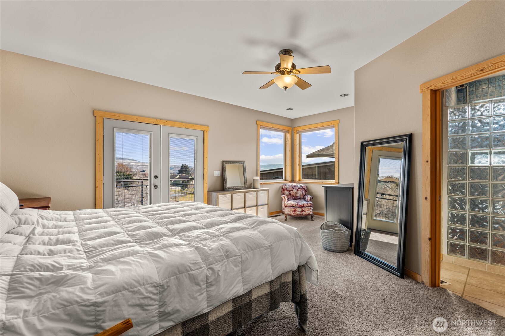 3765 Lovell Road Wenatchee, WA 98801 - Photo 14 of 40 a bedroom with a bed and a table