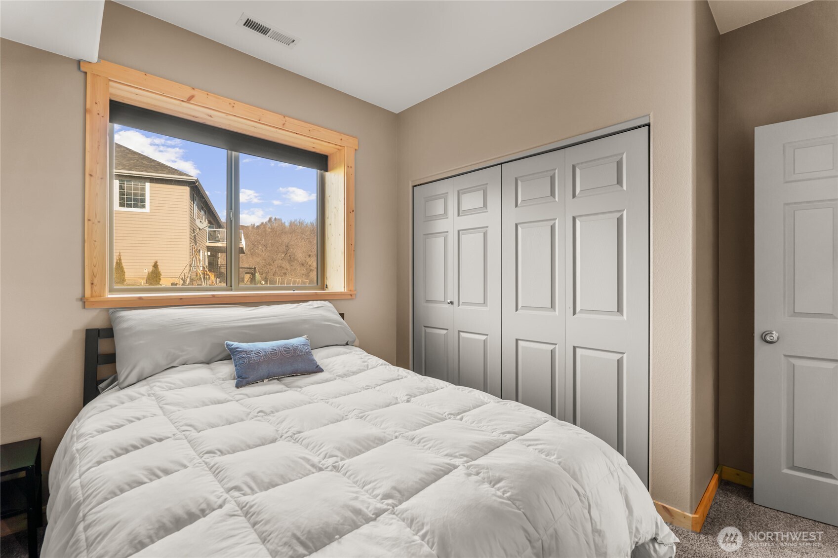3765 Lovell Road Wenatchee, WA 98801 - Photo 19 of 40 a bedroom with a large bed and a window