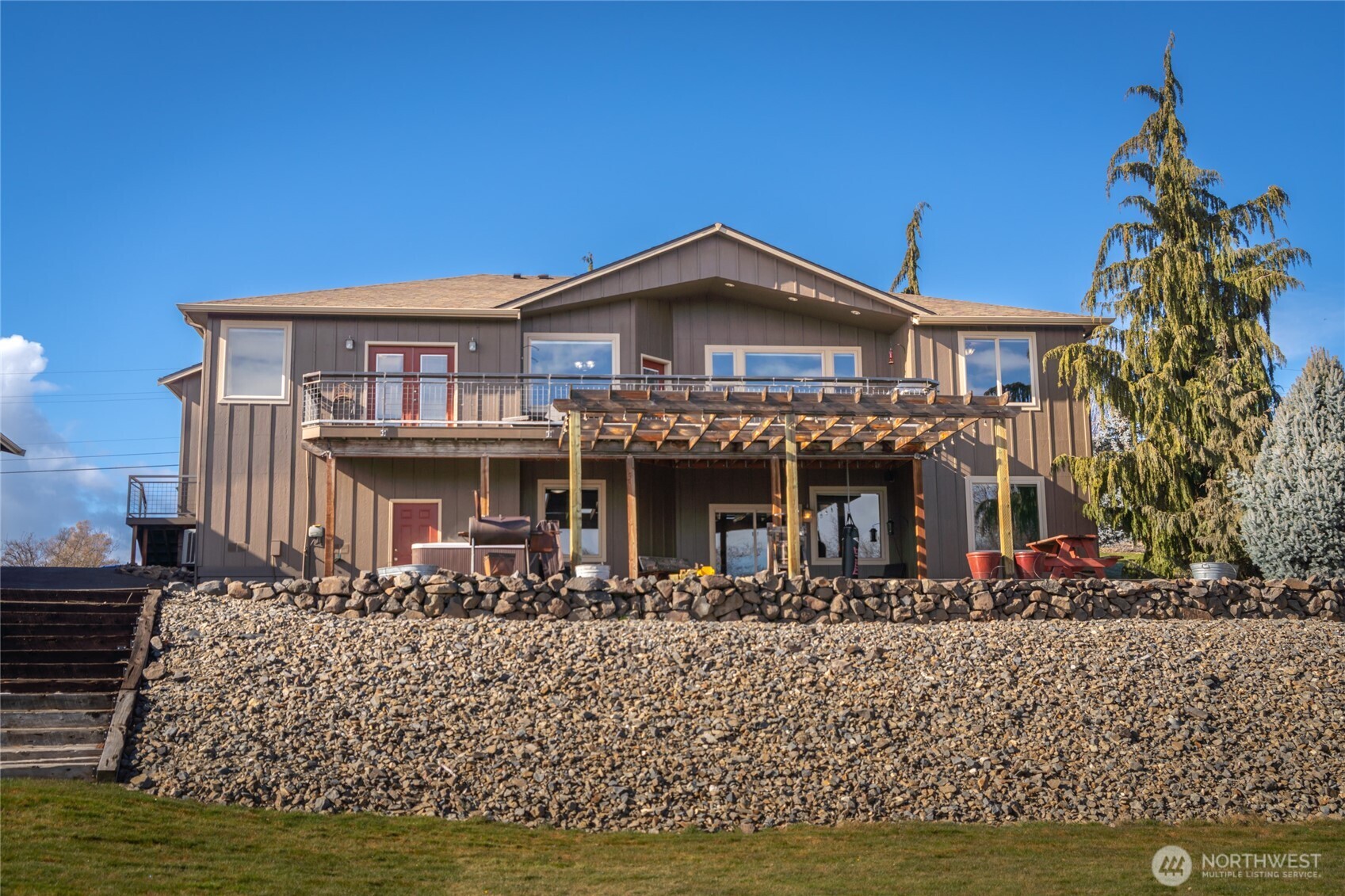 3765 Lovell Road Wenatchee, WA 98801 - Photo 32 of 40 a front view of a house with garden