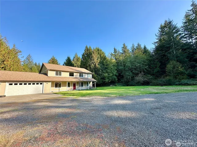 a view of big yard with a house in the background