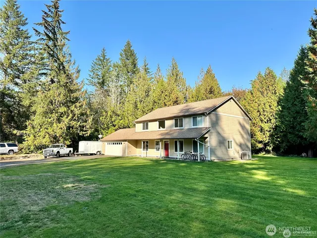 a view of house with a yard