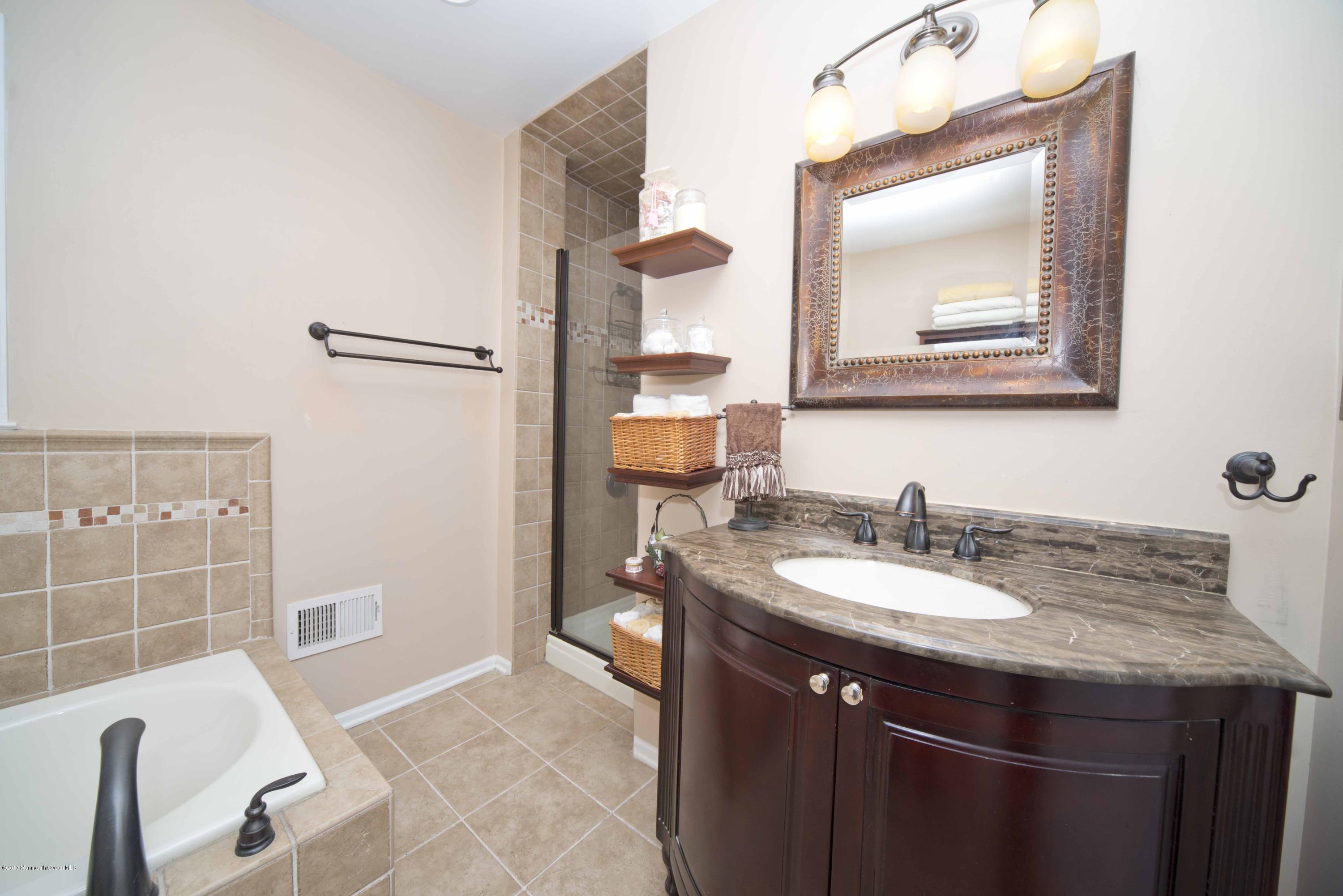 18 Becket Road Manalapan, NJ 07726 - Photo 18 of 61 Master EnSuite