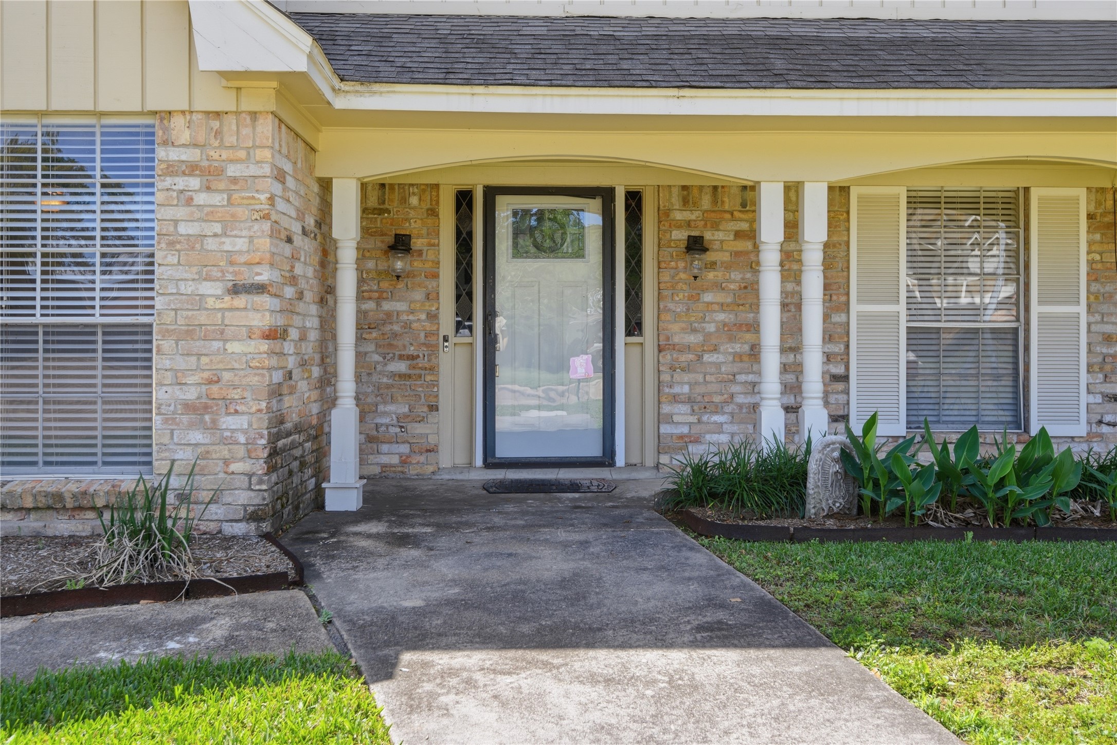 1007 Manatee Lane Houston, TX 77090 - Photo 3 of 25 a front view of a building with a garden