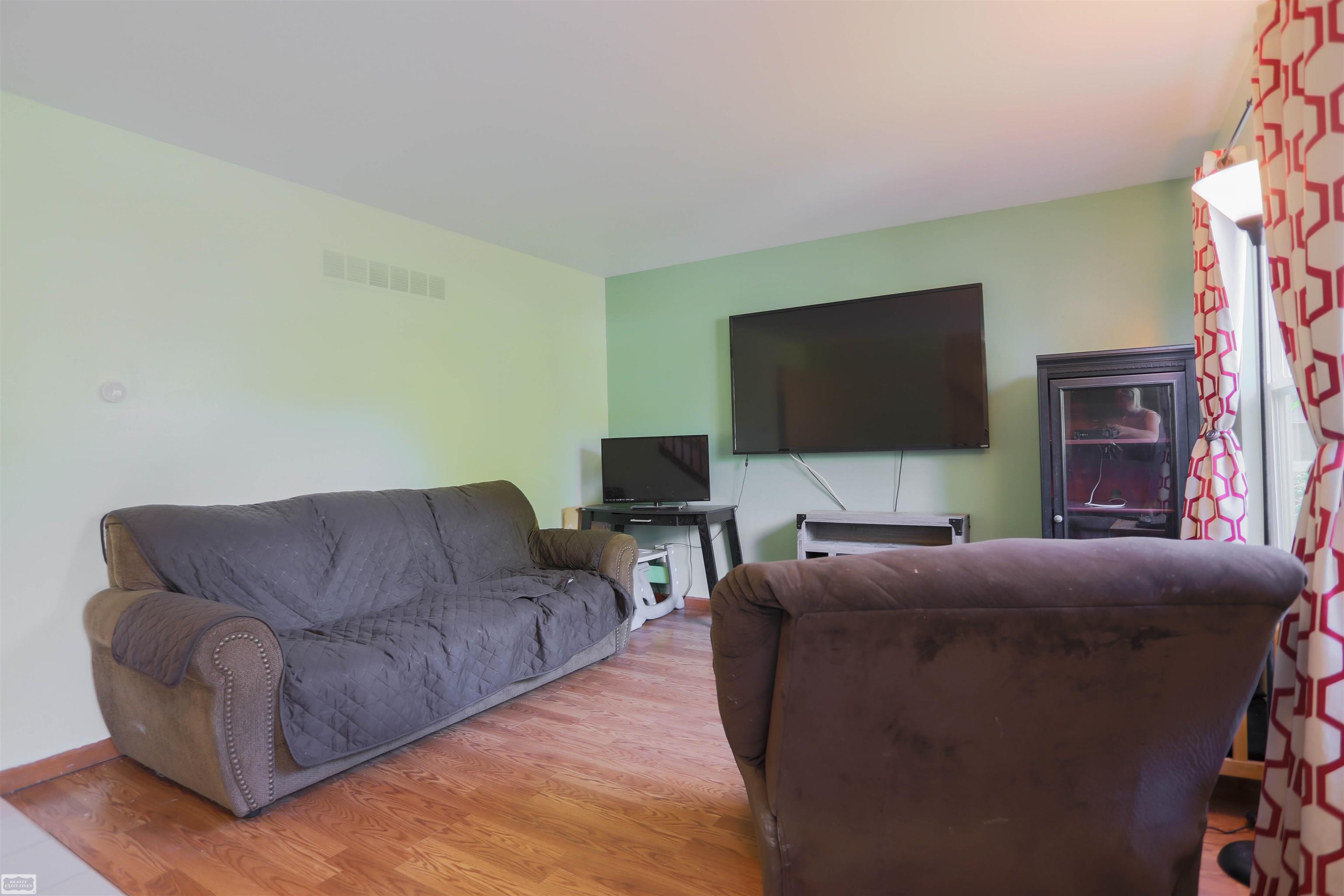 3045 Emmons Avenue Rochester, MI 48307 - Photo 4 of 41 50156055-5123e513-10f5-4a0e-b087-45aaa1e00e50.JPG