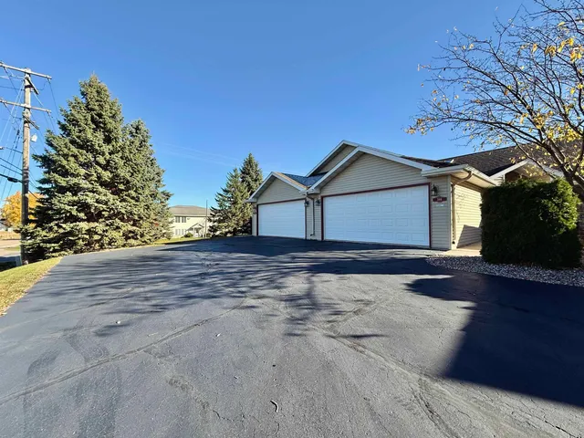 $214,980 | 586 North Wisconsin Street, Berlin, WI 54923