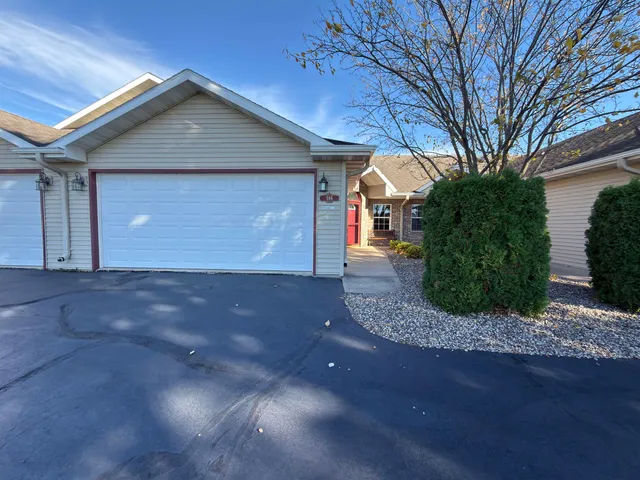 $214,980 | 586 North Wisconsin Street, Berlin, WI 54923