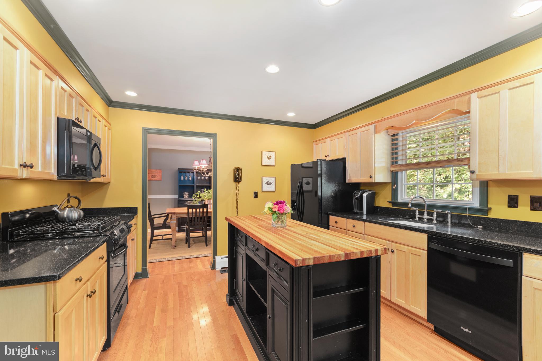 37 Hinchman Road Medford, NJ 08055 - Photo 8 of 27 Cooks Kitchen W/Center Island Also Opens to Patio