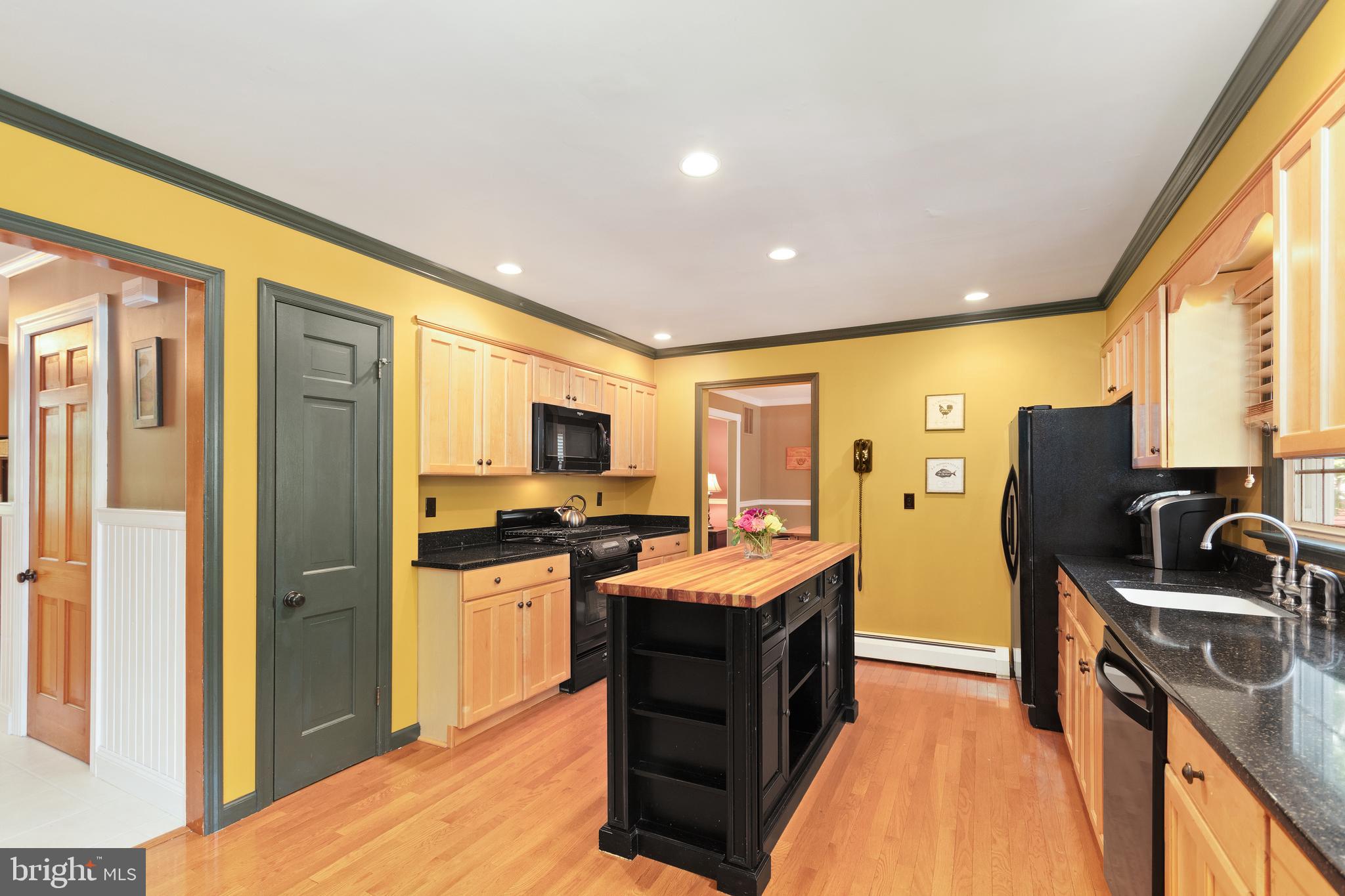 37 Hinchman Road Medford, NJ 08055 - Photo 9 of 27 Kitchen W/Large Pantry and Center Island