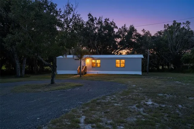 a view of a backyard