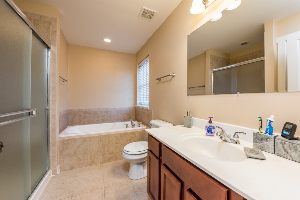 1004 Harris Road Grayslake, IL 60030 - Photo 12 of 24 a bathroom with a sink a toilet and bathtub