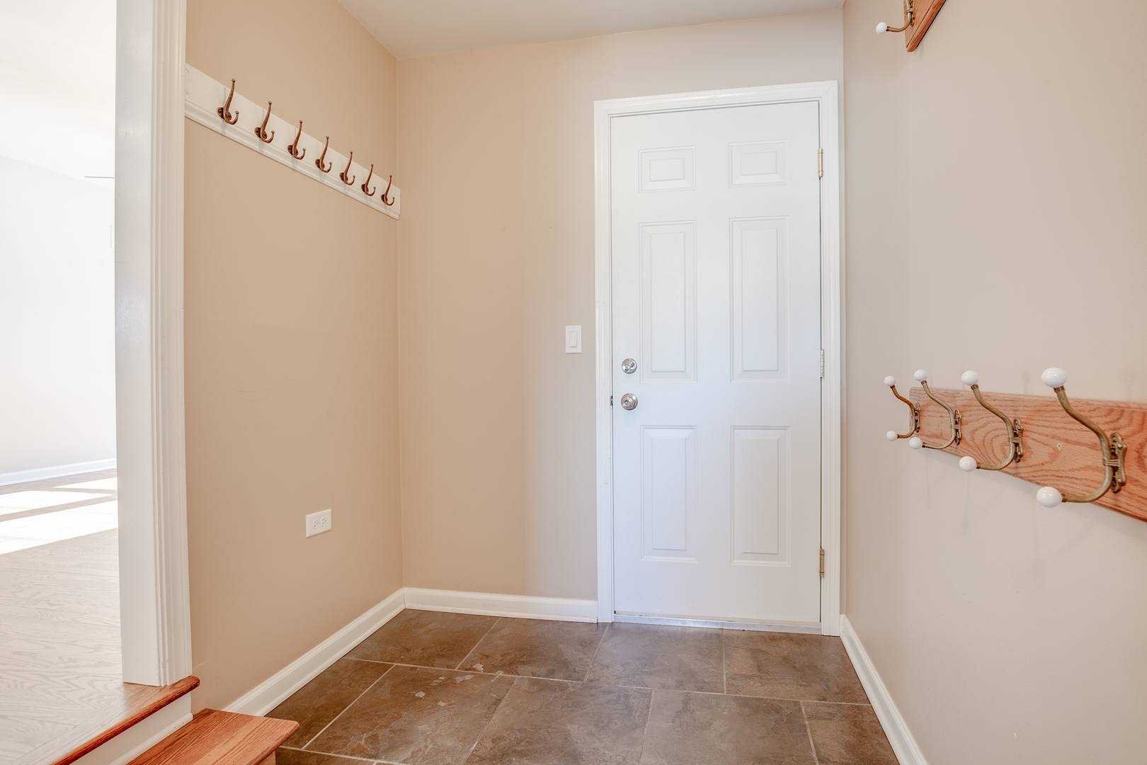 21242 West Long Grove Road Kildeer, IL 60047 - Photo 16 of 42 a view of a hallway