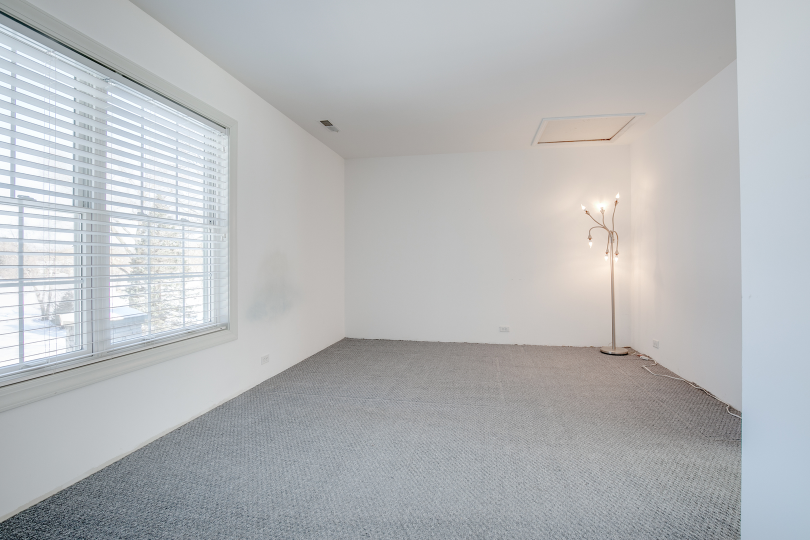 21242 West Long Grove Road Kildeer, IL 60047 - Photo 30 of 42 an empty room with a window