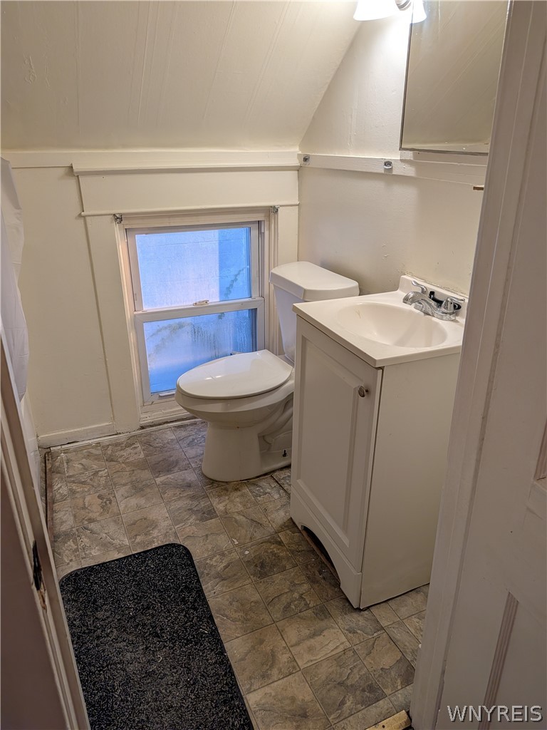 384 Pine Ridge Road Cheektowaga, NY 14225 - Photo 33 of 41 Upper Bath