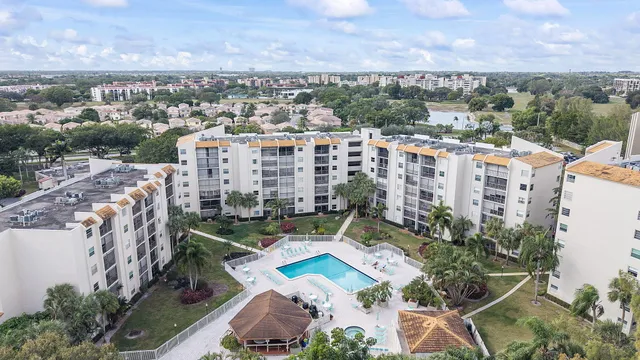 $169,000 | 3930 Inverrary Boulevard, Unit 505D, Lauderhill, FL 33319