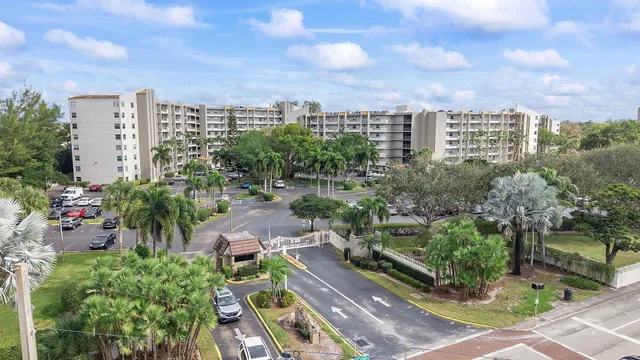 $169,000 | 3930 Inverrary Boulevard, Unit 505D, Lauderhill, FL 33319