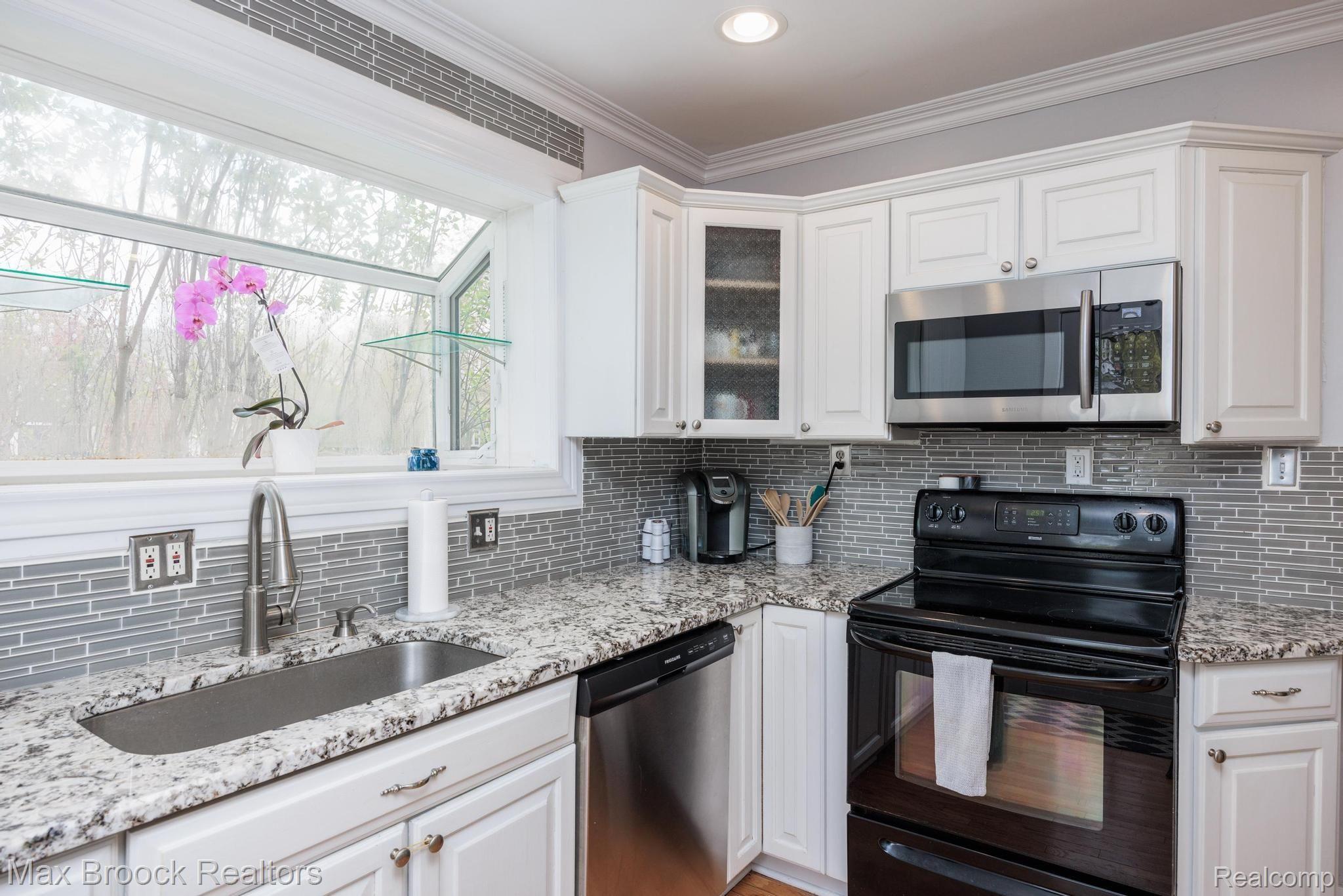 1308 Eaton Road Berkley, MI 48072 - Photo 9 of 24