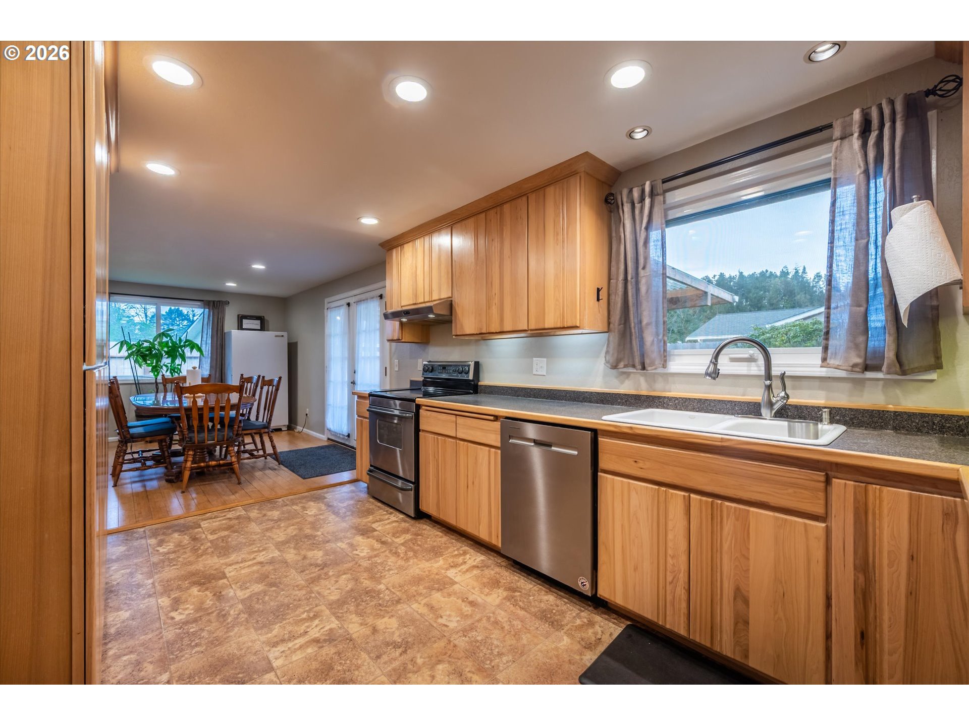 2370 Fir Street North Bend, OR 97459 - Photo 8 of 41