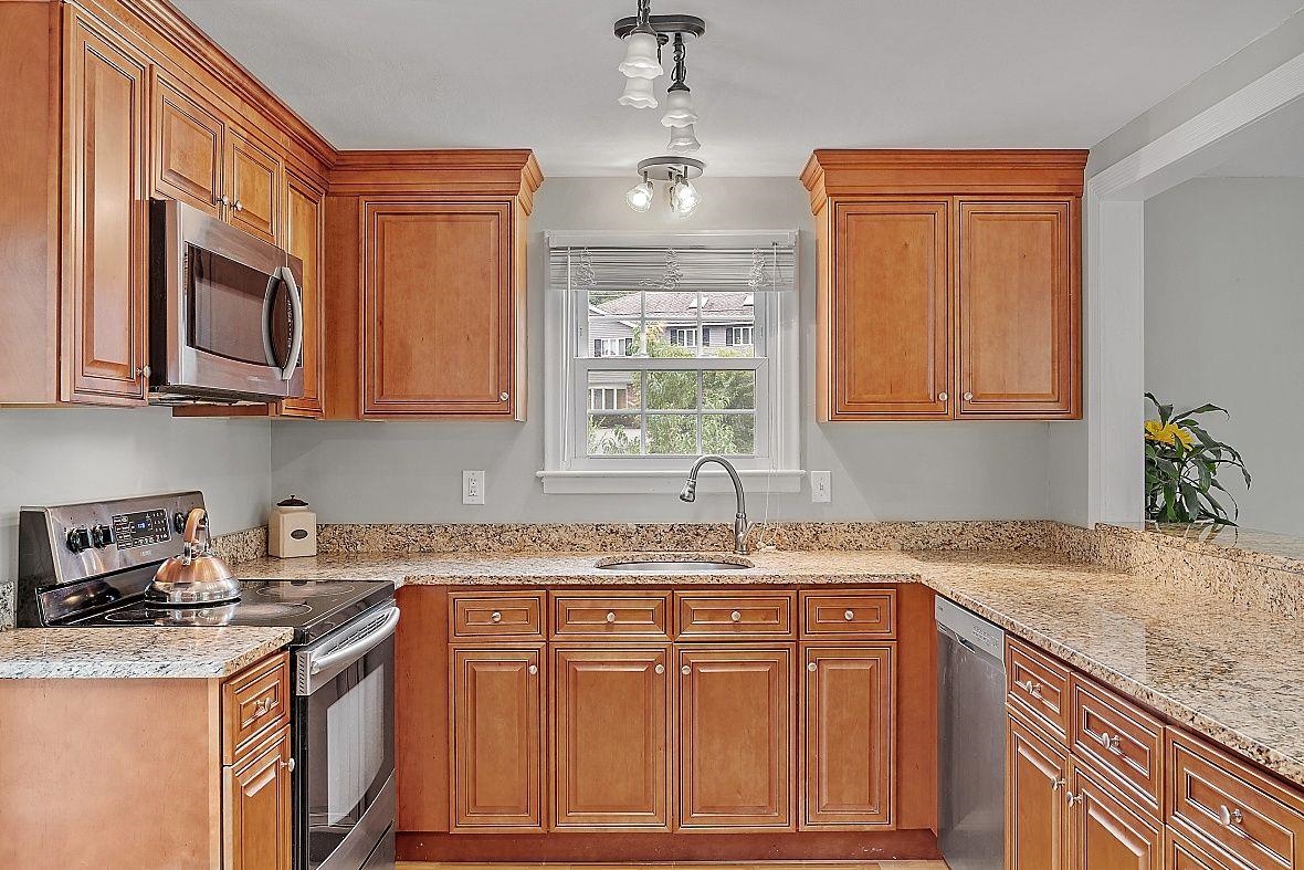 7 Vassar Drive Pelham, NH 03076 - Photo 8 of 38