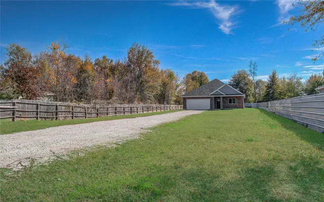 $1,750 | 898 Road 3556, Cleveland, TX 77327