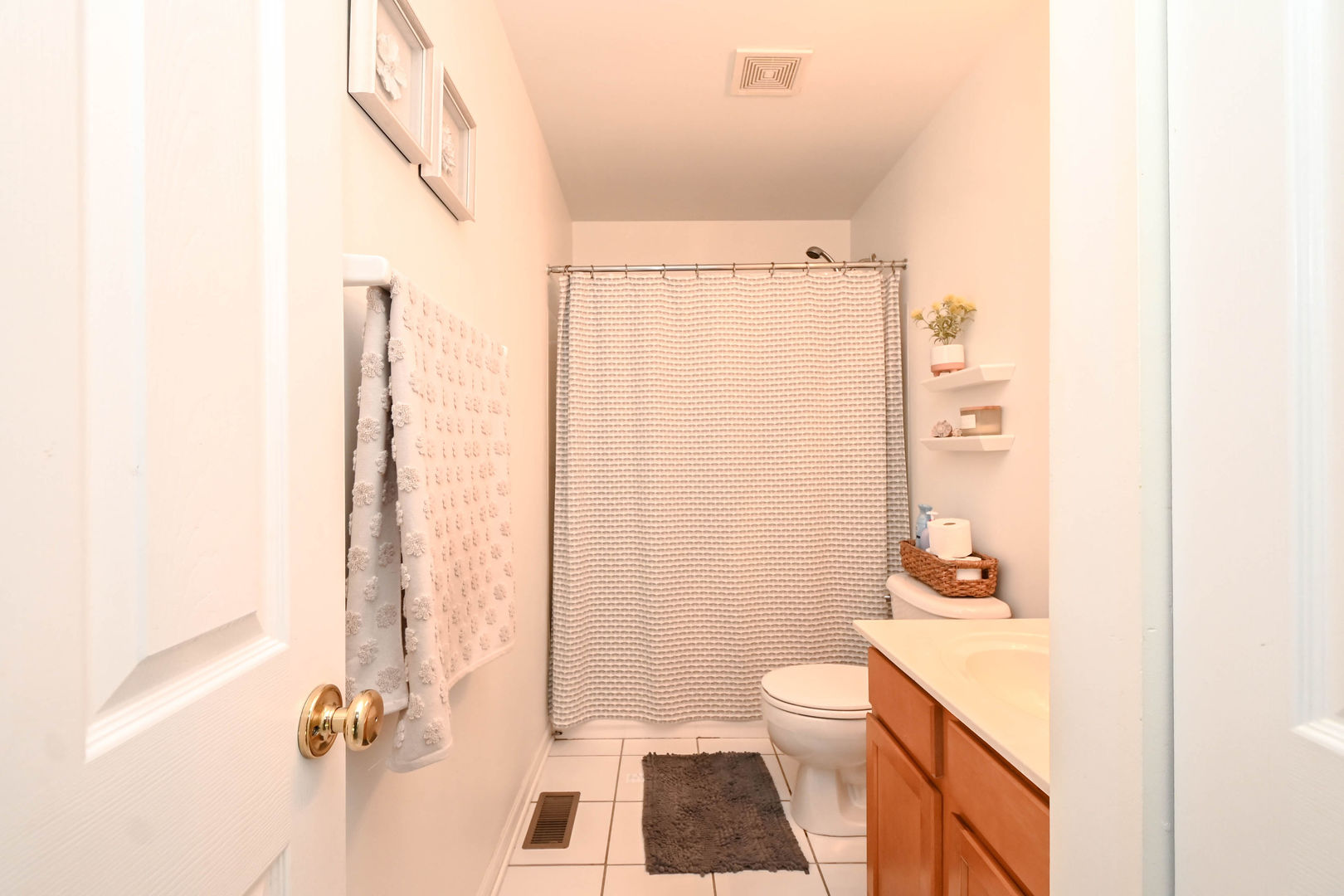 714 South Rosehall Lane Round Lake, IL 60073 - Photo 18 of 35 a bathroom with a toilet a sink and a shower