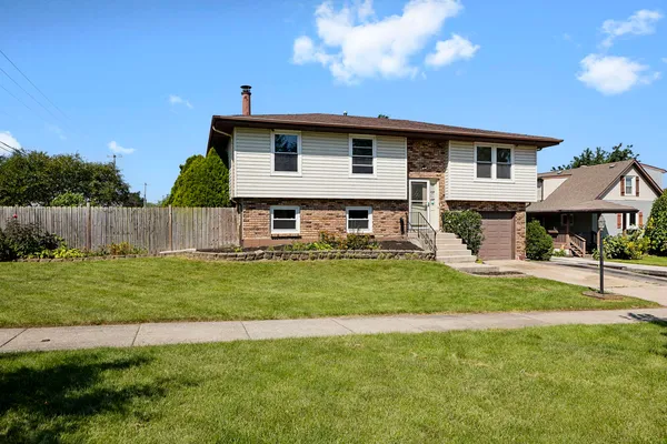 $349,999 | 15642 Latrobe Avenue, Oak Forest, IL 60452