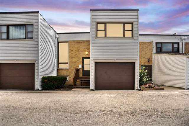 $329,000 | 363 Oaktree Court, Hoffman Estates, IL 60169