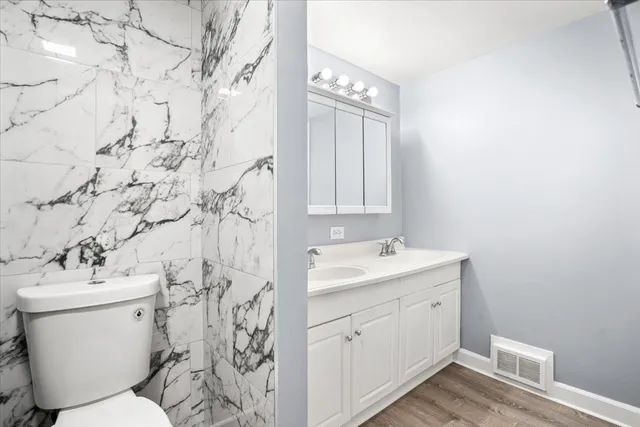 $329,000 | 363 Oaktree Court, Hoffman Estates, IL 60169