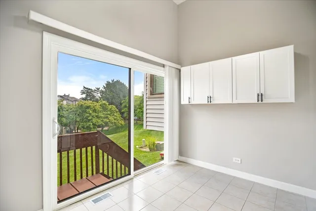 $329,000 | 363 Oaktree Court, Hoffman Estates, IL 60169