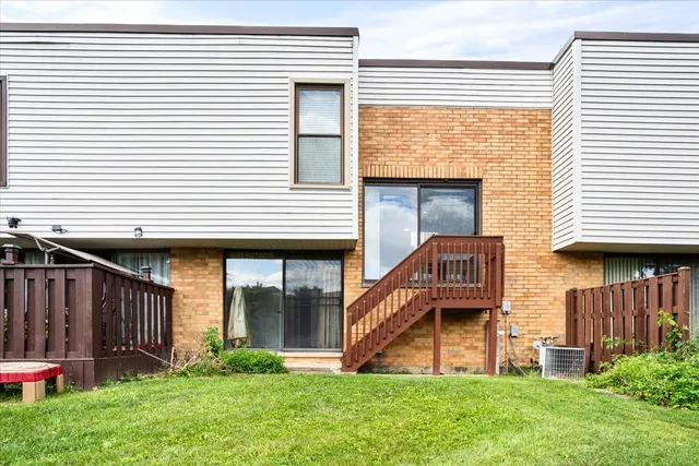 $329,000 | 363 Oaktree Court, Hoffman Estates, IL 60169