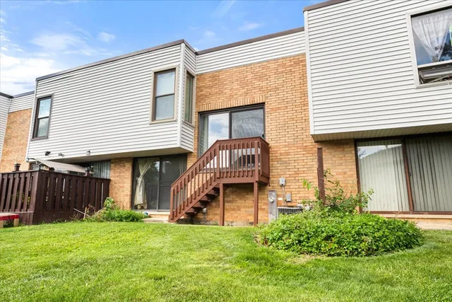 $329,000 | 363 Oaktree Court, Hoffman Estates, IL 60169