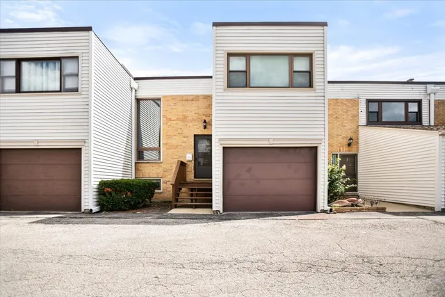 $329,000 | 363 Oaktree Court, Hoffman Estates, IL 60169
