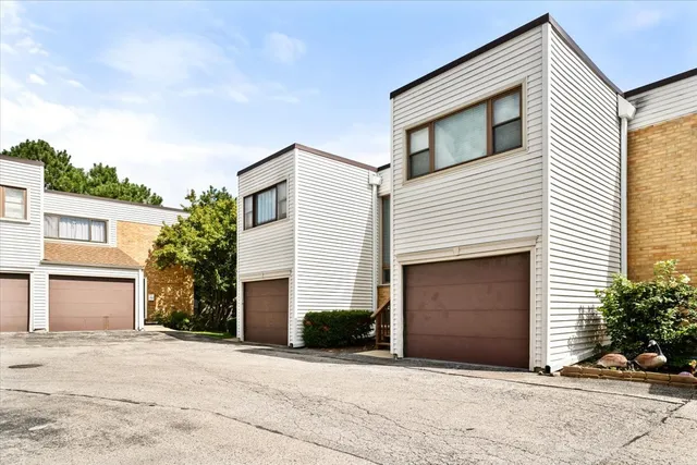 $329,000 | 363 Oaktree Court, Hoffman Estates, IL 60169