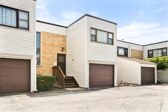 $329,000 | 363 Oaktree Court, Hoffman Estates, IL 60169