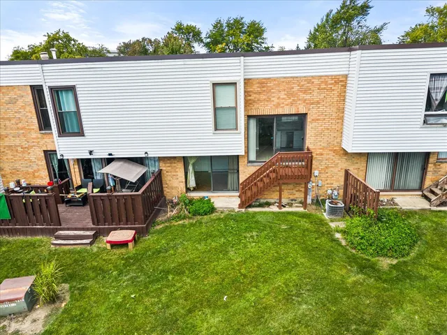 $329,000 | 363 Oaktree Court, Hoffman Estates, IL 60169