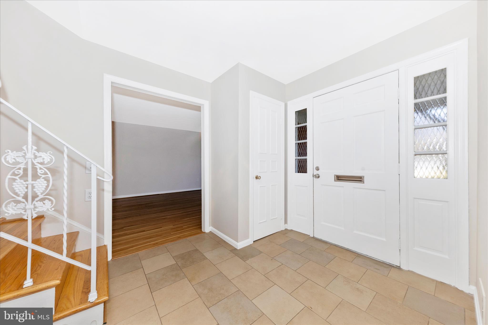 11806 Prestwick Road Potomac, MD 20854 - Photo 18 of 64 Foyer