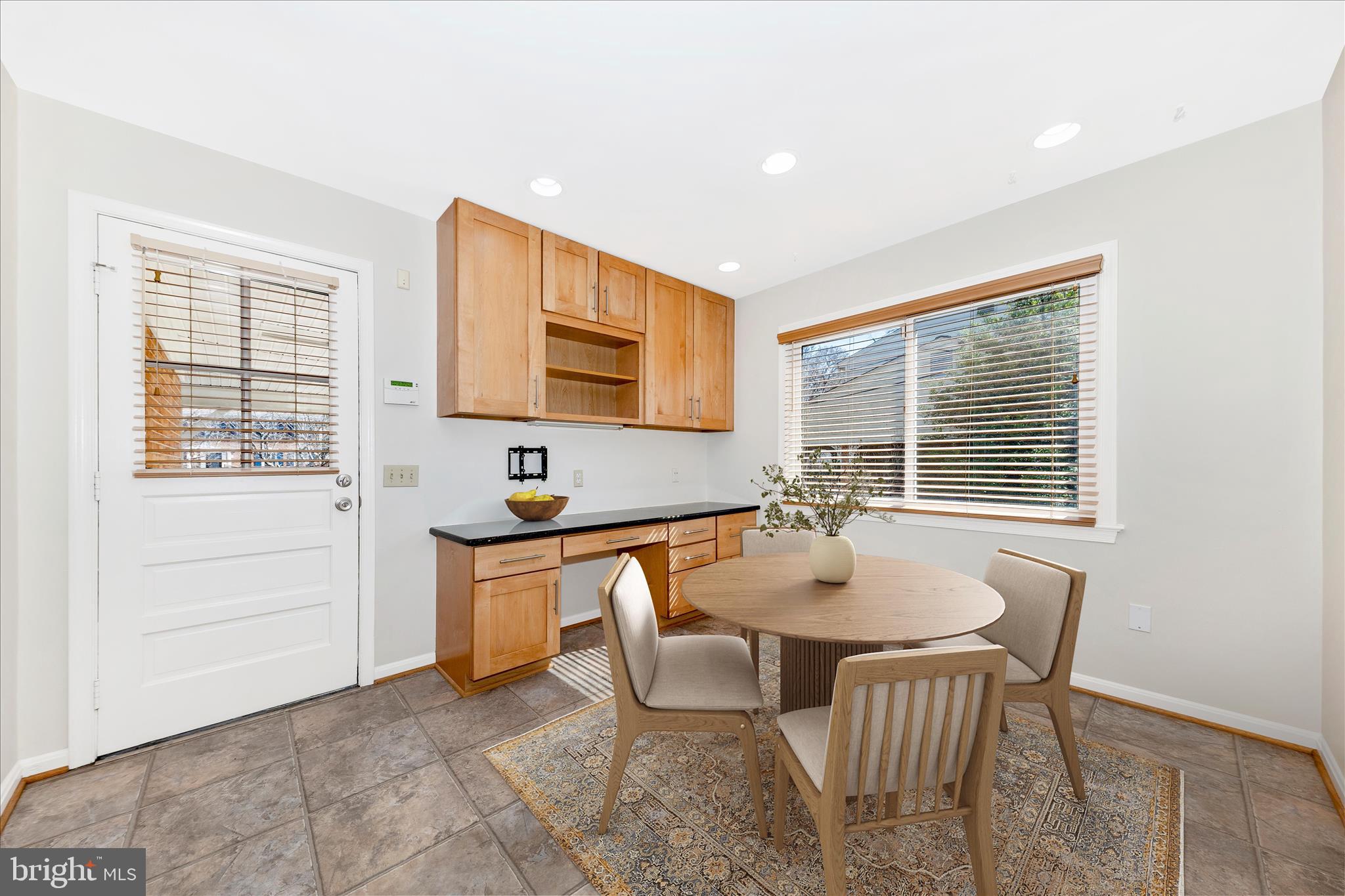 11806 Prestwick Road Potomac, MD 20854 - Photo 21 of 64 Breakfast Area Virtually Staged