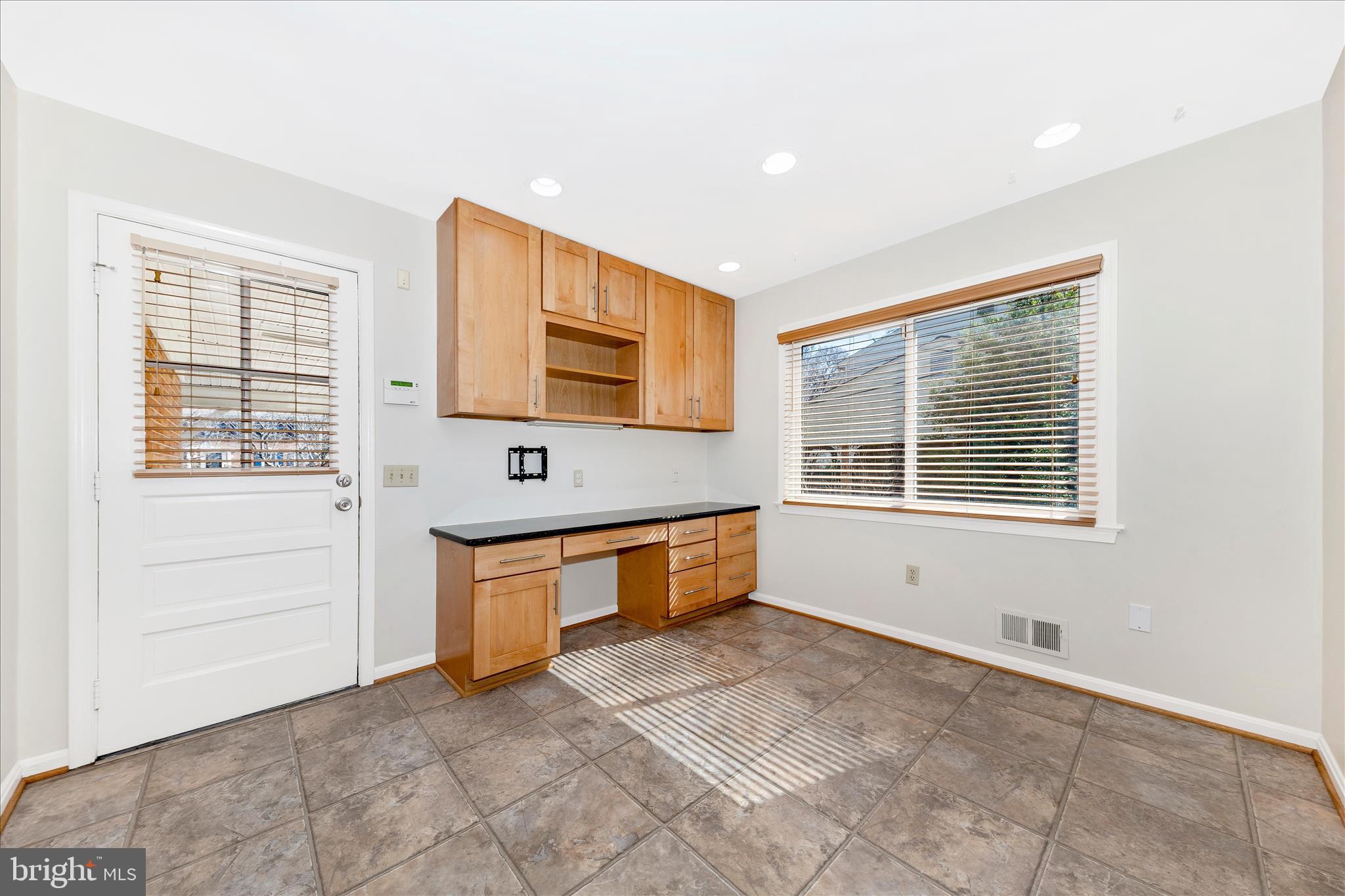 11806 Prestwick Road Potomac, MD 20854 - Photo 22 of 64 Breakfast Area