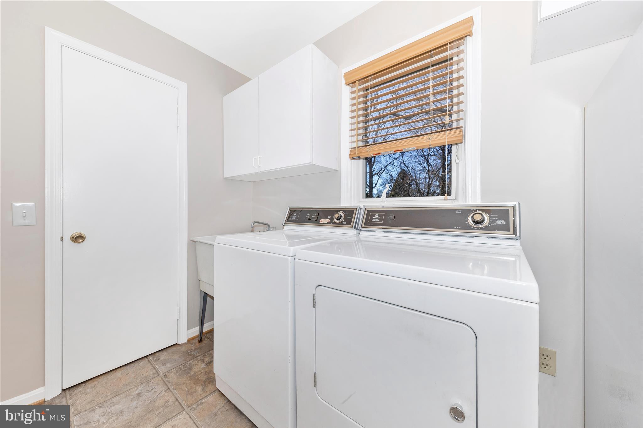 11806 Prestwick Road Potomac, MD 20854 - Photo 27 of 64 a utility room with dryer and washer