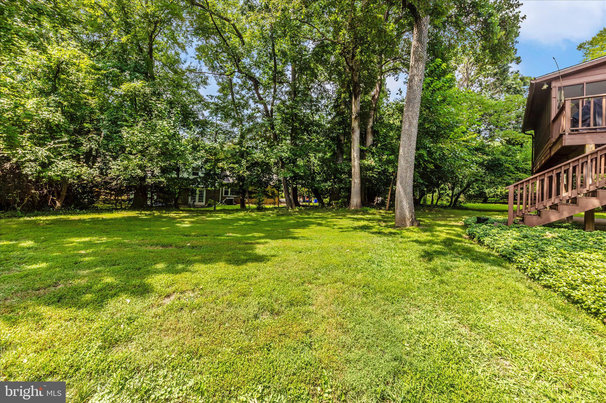 11806 Prestwick Road Potomac, MD 20854 - Photo 56 of 64 a backyard of a house with lots of green space