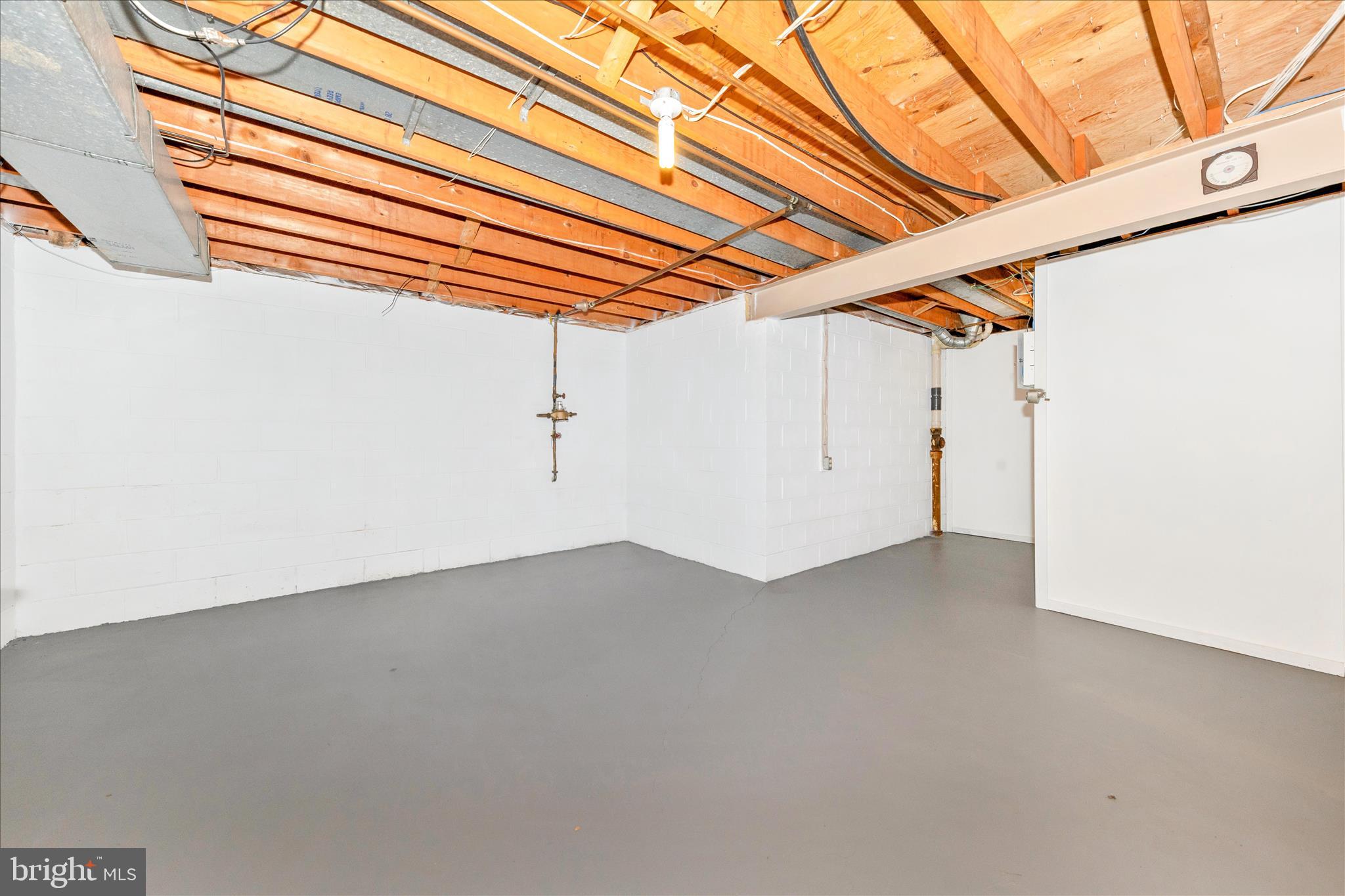 11806 Prestwick Road Potomac, MD 20854 - Photo 64 of 64 a view of a room with a ceiling fan