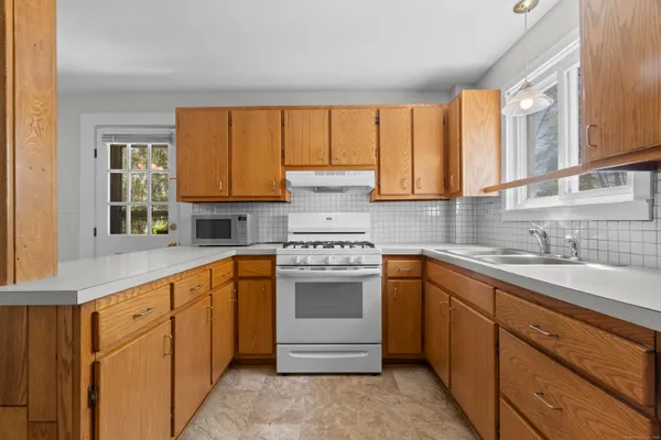 $2,500 | 671 Cornwall Avenue, Unit 1, Cheshire, CT 06410