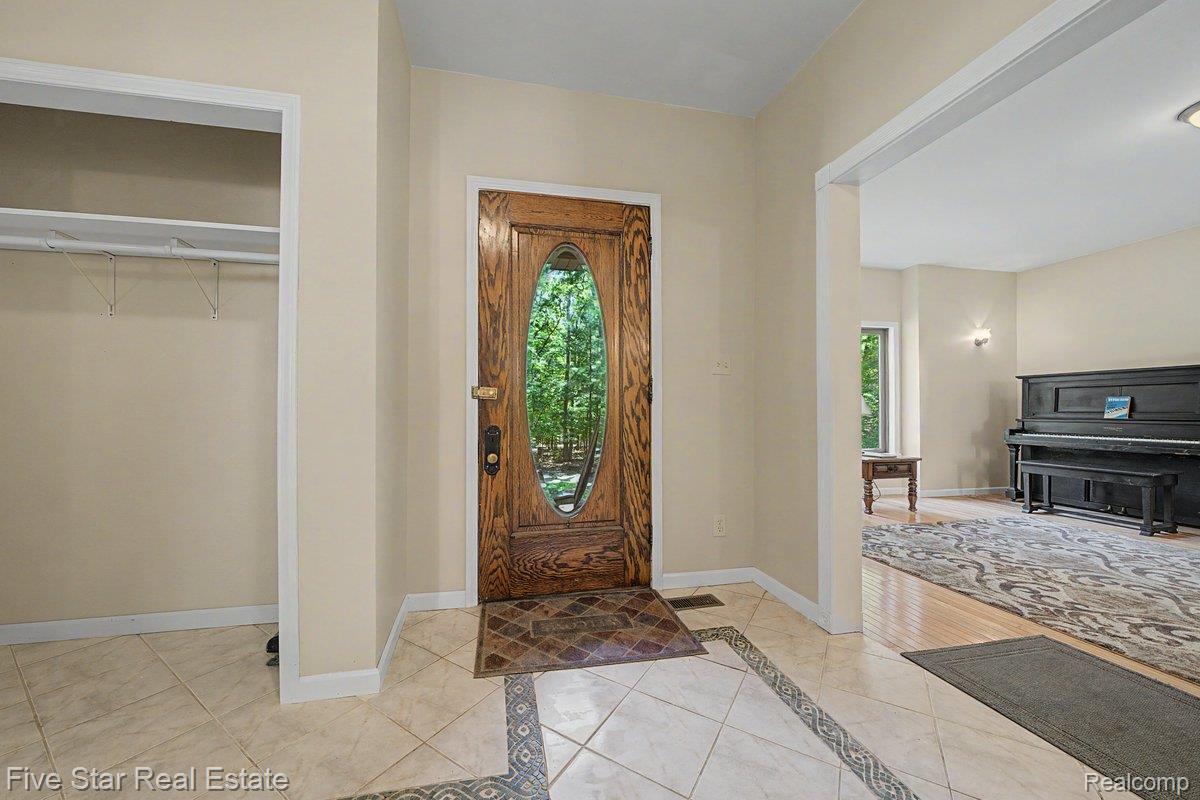 175 Bishop Road Sterling, MI 48659 - Photo 13 of 41 Entrance foyer
