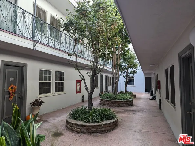 $1,699 | 615 North Rossmore Avenue, Unit 101, Los Angeles, CA 90004