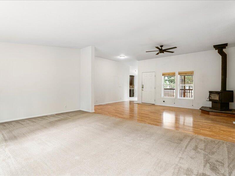 152382 Wagon Trail Road La Pine, OR 97739 - Photo 10 of 35 05-Living Area